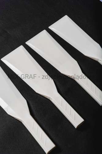 Szpachelka plastikowa biała 80 x 298mm